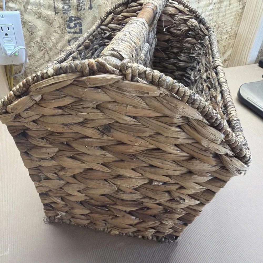 Vtg Woven Hyacinth Reed And Tree Fiber Divided Magazine Holder Wooden Handle 16